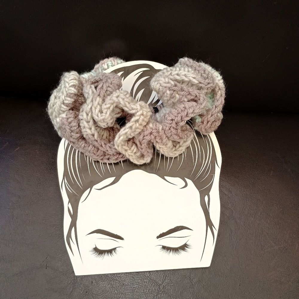 Scrunchie - Picture 2 of 16